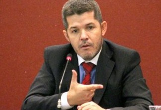 Delegado Waldir deve perder liderança do PSL, diz colunista