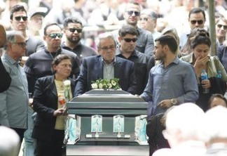 Corpo de Gugu Liberato é enterrado sob aplausos e muita emoção