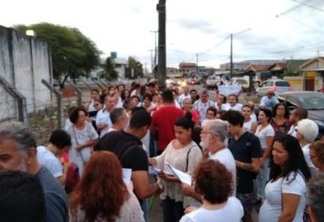 PRISÃO: Em ato de solidariedade, pai de Márcia Lucena acusa 'grande injustiça'; VEJA VÍDEO