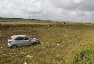 BR-230: homem morre após perder controle da direção e capotar veículo, em Santa Rita