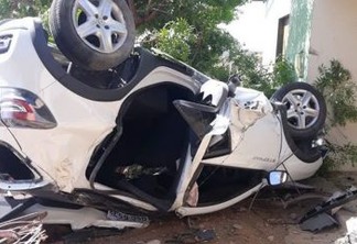 Motorista é arremessado e carro capotado atinge casa no Sertão da Paraíba