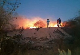 No Cariri da Paraíba: Incêndio de grandes proporções atinge zona rural de Monteiro