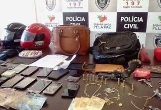Suspeitos são presos no momento em que dividiam produtos roubados