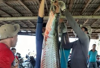 Pescador captura pirarucu de mais de 90kg no interior da Paraíba