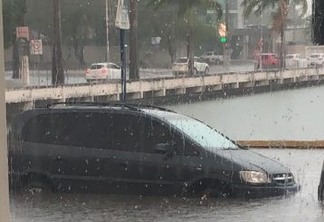 COM ÁGUA NA CANELA: Açude Velho transborda, chuva alaga ruas e água invade casas em Campina Grande - VEJA VÍDEO