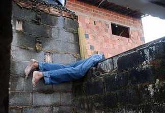 Casal é preso suspeito de pular muro para furtar residências em Campina Grande
