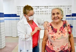 MAIS 19,7 MIL DOSES: Prefeitura de João Pessoa retoma campanha de vacinação contra influenza para idosos e trabalhadores da saúde
