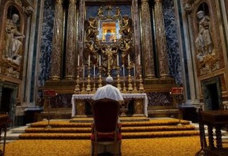 Papa caminha por ruas desertas de Roma pedindo proteção de Deus contra coronavírus; VEJA VÍDEO