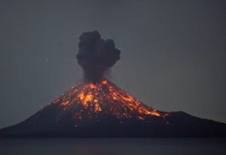Vulcão Krakatoa entra em erupção na Indonésia e fumaça sobe 15 km na atmosfera - VEJA VÍDEO