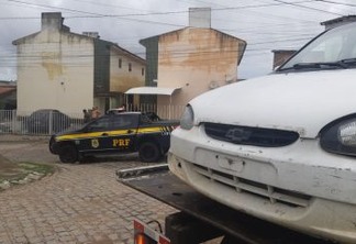 BAYEUX: homem foge da PRF e abandona carro roubado com a esposa