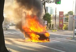 INCÊNDIO: Carro pega fogo enquanto motorista dirigia veículo, em João Pessoa