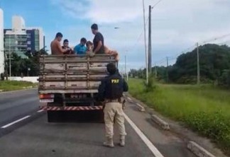 PRF na PB flagra motorista transportando oito pessoas na carroceria de caminhão