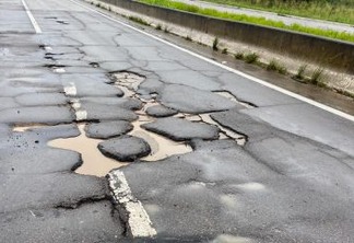 PRF ALERTA: buracos em rodovia danificam veículos na divisa com Pernambuco