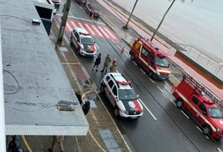 Polícia e bombeiros bloqueiam trecho de rua na orla de JP para resgatar mulher que ameaçava cometer suicídio - VEJA VÍDEO