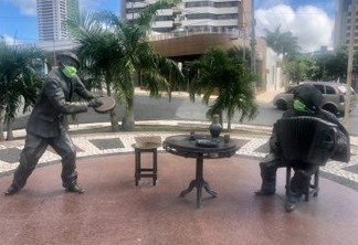 INCENTIVO: Estátuas de Luiz Gonzaga e Jackson do Pandeiro ganham máscaras em Campina Grande