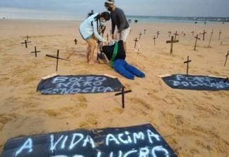 Manifestantes colocam cruzes nas areias da Praia de Tambaú em protesto ao governo Bolsonaro