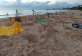 Cruzes são colocadas em praia de JP em homenagem às vítimas do coronavírus e contra Bolsonaro