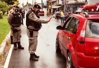 OPERAÇÃO ALVORADA: Polícia militar previne crimes e fiscaliza isolamento social mais rígido, na Paraíba