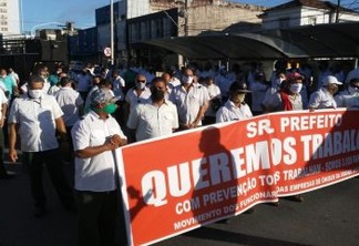 Motoristas de transporte coletivo fazem protesto e trânsito fica interditado, em João Pessoa
