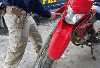 Motocicleta roubada e clonada com placa de modelo diferente é recuperada pela PRF na Paraíba