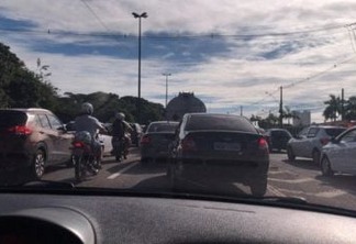 Engavetamento envolvendo três veículos deixa trânsito lento em rodovia da Paraíba