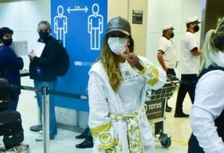 Anitta chega ao Brasil de roupão após férias na Europa - VEJA VÍDEO