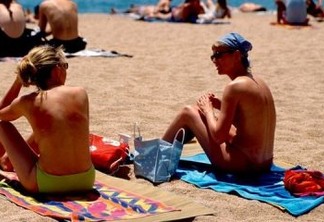 Ministro francês defende publicamente liberação do topless nas praias