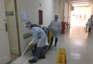 Auxiliares de limpeza contam sua rotina em hospital durante pandemia