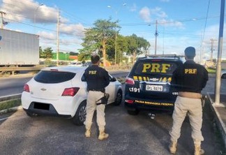 PRF na Paraíba prende três homens acusados de roubar carro de um motorista de aplicativo