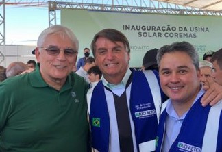 Bolsonaro quebra protocolo e leva Efraim Morais para palco