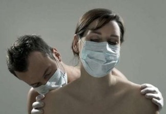 Chefe da saúde pública do Canadá recomenda sexo com máscara e sem beijo