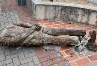 Estátua do paraibano Ariano Suassuna é alvo de vandalismo em Recife