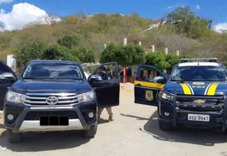 PRF prende homem com pistola e caminhonete de luxo roubada, em Queimadas