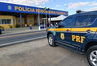 PRF na Paraíba apreende arma de fogo com motociclista que fugiu, atropelou policial e colidiu com viatura