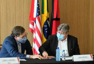 João Azevêdo apresenta projeto do Polo Turístico Cabo Branco e ações em tecnologia e pesquisa a embaixador e cônsul dos EUA