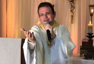 'JESUS ME MOSTROU': Padre faz revelações durante missa transmitida ao vivo e implora para que mulher vá para casa - OUÇA