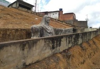 Cabo eleitoral destrói escultura de Jesus após oposição anunciar a sua restauração