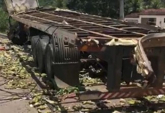 Caminhão carregado de frutas capota e deixa duas pessoas feridas em Mamanguape