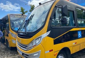 Tião Gomes comemora recebimento de ônibus no município de Areia, solicitado por ele ao Governo do Estado