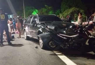Carro colide na traseira de moto e duas pessoas ficam feridas no acidente em João Pessoa