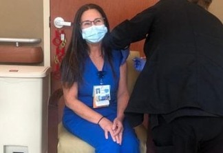 Paraibana de Cajazeiras é vacinada no Texas e diz não ter sentido dor: “a dor maior é ver pacientes morrendo sem poder ver a família”