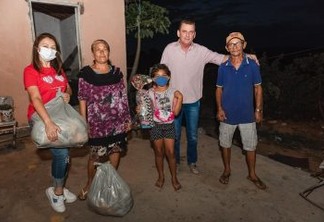 AÇÃO SOCIAL: prefeito de São José de Piranhas distribui cestas básicas no Natal; fotos