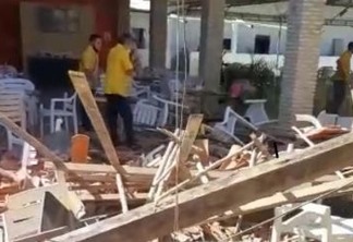 CABEDELO: Teto de restaurante desaba e duas pessoas ficam feridas; VEJA VÍDEO