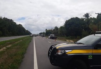 Motorista perde controle de ambulância e capota na BR-230, na Grande João Pessoa