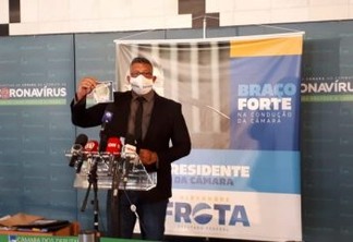 PRESENTE?! Alexandre Frota ironiza gastos do governo e distribui leite condensado na Câmara - VEJA VÍDEO