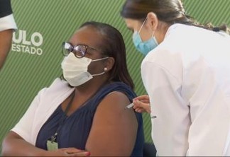'ESTOU MUITO FELIZ': enfermeira negra é a primeira vacinada no Brasil