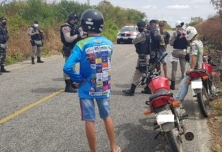 Polícia Militar intercepta 'rolezinho' de motos e notifica mais de 10 motociclistas no Sertão