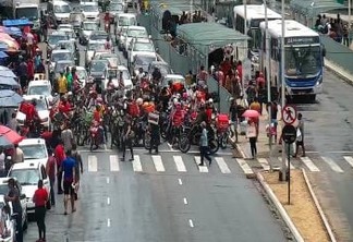 Motoboys realizam protesto no Centro de João Pessoa; motoristas por aplicativo também param as atividades - VEJA IMAGENS