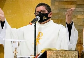 NA PARAÍBA! Durante missa, padre destila LGBTfobia: "Que aberração. Quer empurra goela a dentro o LGBT”- VEJA VÍDEO 
