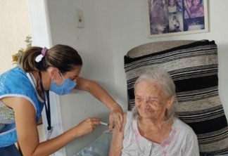 Elizabeth Teixeira, líder das Ligas Camponesas na Paraíba, é vacinada contra a COVID-19